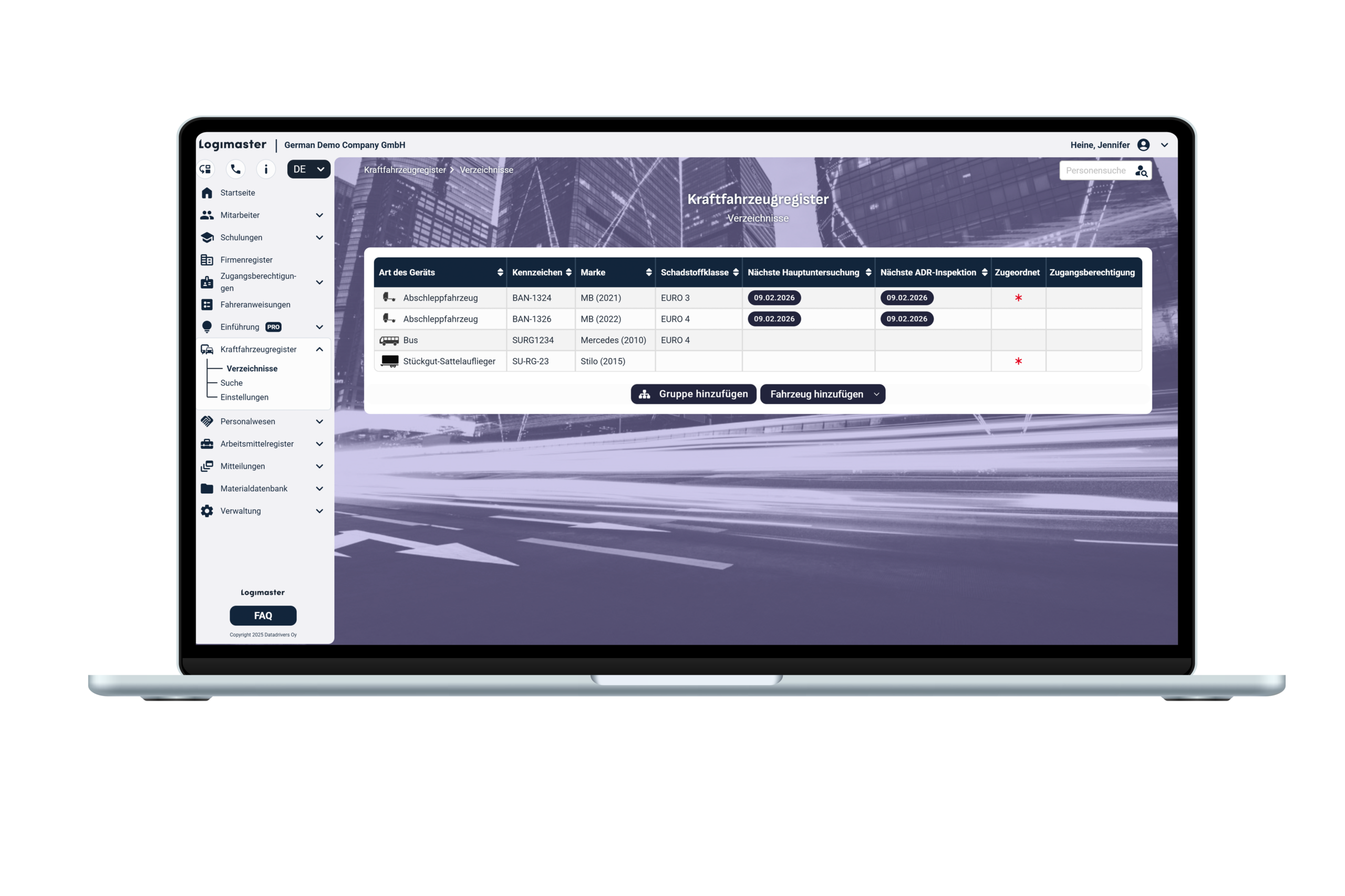 Laptop-Bildschirm zeigt die Logimaster-Software mit der Ansicht „Kraftfahrzeugregister > Verzeichnisse". Eine Tabelle listet Fahrzeuge wie Abschleppfahrzeuge, einen Bus und einen Sattelauflieger mit Angaben zu Kennzeichen, Marke, Schadstoffklasse, nächster Hauptuntersuchung und ADR-Inspektion.