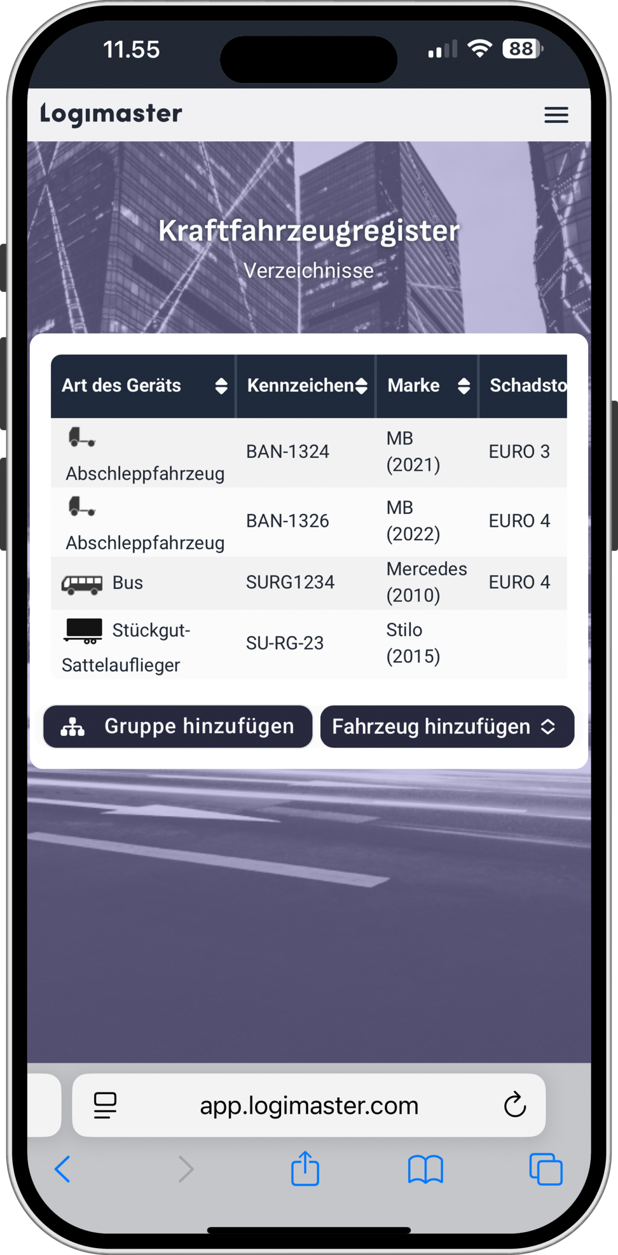 Smartphone-Bildschirm zeigt die Logimaster-Software (app.logimaster.com) mit der mobilen Ansicht „Kraftfahrzeugregister > Verzeichnisse". Eine Tabelle listet Fahrzeuge auf, darunter zwei Abschleppfahrzeuge, einen Bus und einen Stückgut-Sattelauflieger, mit Angaben zu Kennzeichen, Marke und Schadstoffklasse. Darunter Schaltflächen „Gruppe hinzufügen" und „Fahrzeug hinzufügen".