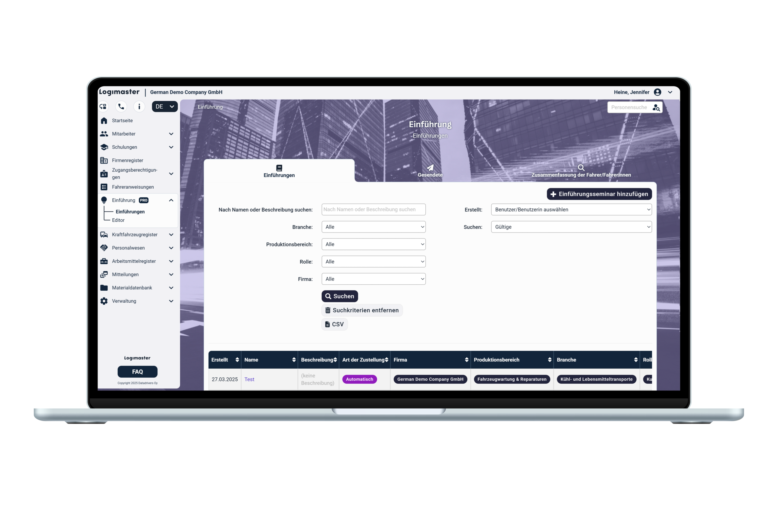 Laptop-Bildschirm zeigt die Logimaster-Software mit der Ansicht „Einführung" für German Demo Company GmbH. Zu sehen sind Suchfilter nach Namen, Branche, Produktionsbereich, Rolle und Firma sowie eine Tabelle mit Einführungsseminaren, unter anderem einem Eintrag „Test" mit automatischer Zustellung.